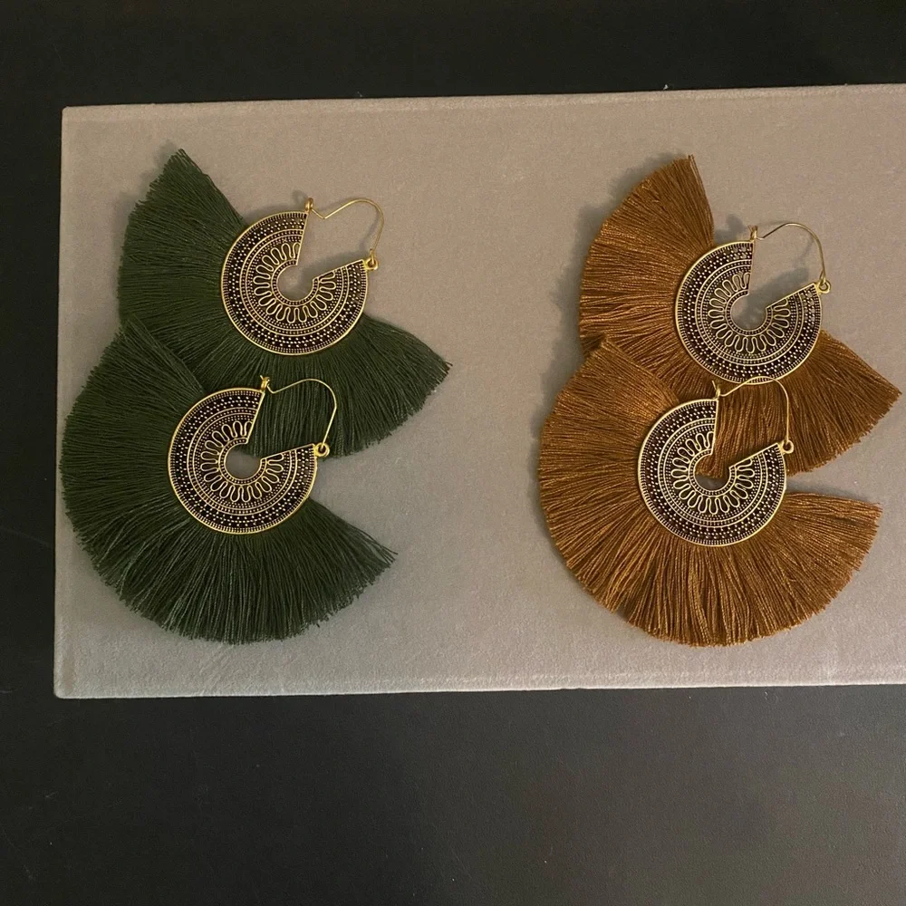 JCPenney Green and Brown Necklace with Bohemian Flair w/ 2 pairs of earrings - Picture 5 of 5